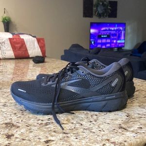 black brooks ghost 14. (title. actual size is womens 9)